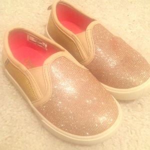 Oshkosh 7 toddlers sparkly gold